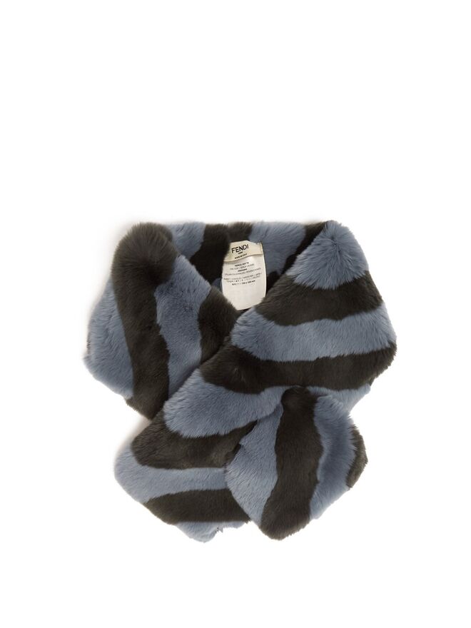 Estola, €750, Fendi em matchesfashion.com