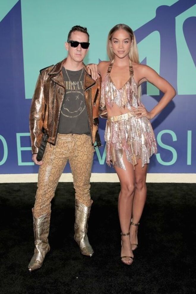 Jeremy Scott e Jasmine Sanders em Moschino