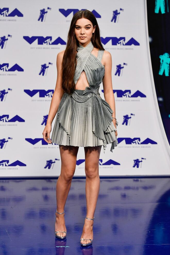 Hailee Steinfeld em Atelier Versace