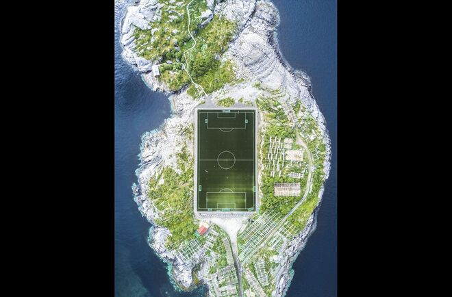 ‘Henningsvær Football Field’, Misha de-Stroyev (Noruega)