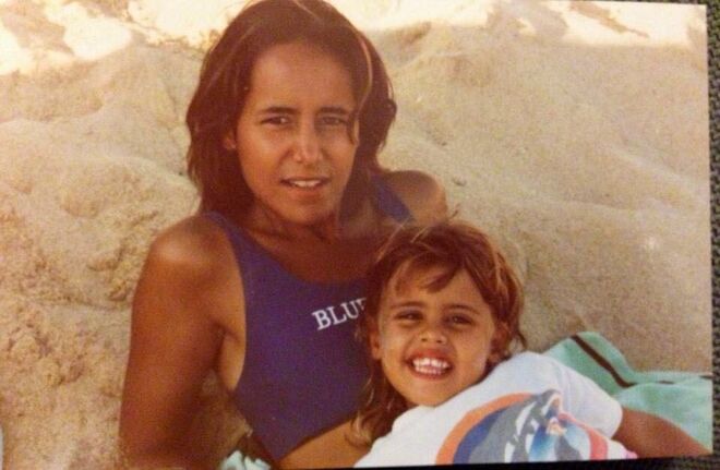Carolina Patrocínio com a mãe: a sua praia de infância era a Praia de São Rafael, no Algarve.