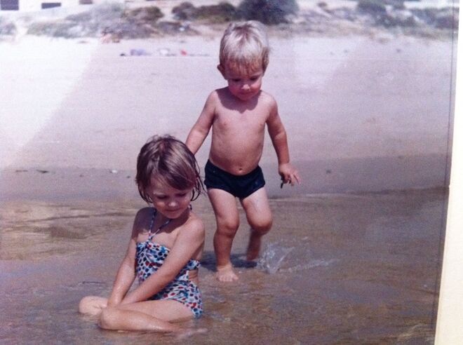 Diana Pereira com o irmão: a praia de infância era a Praia de Monte Gordo, no Algarve.