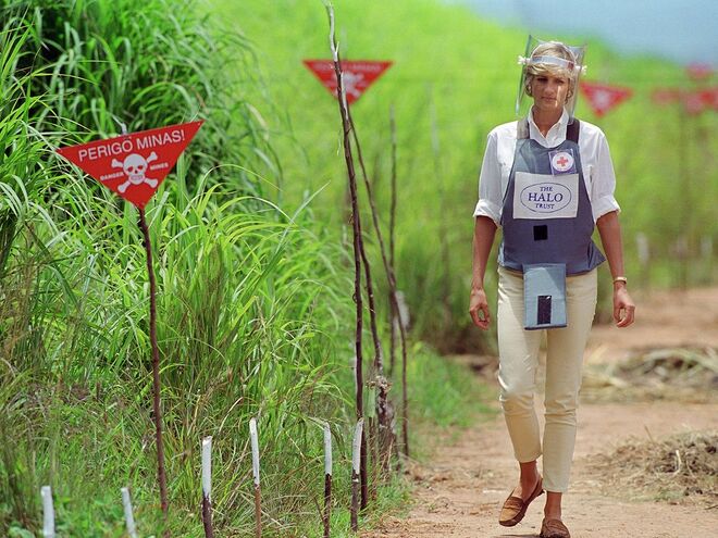 Janeiro 1997 | Diana quebra todas as barreiras e protocolos e decide viajar até angola com a Cruz Vermelha, para os campos ameaçados pelas minas anti-pessoais.