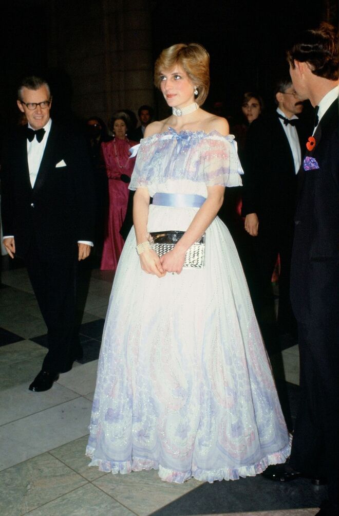 4 de novembro 1981 | Com um vestido de Bellville Sassoon, num dos seus primeiros eventos públicos depois do casamento – uma exposição no Victoria and Albert Museum.