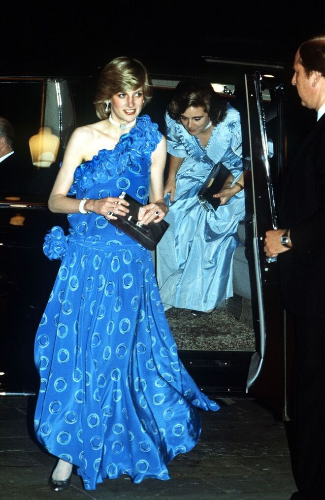 Novembro 1982 | Com um vestido azul de Bruce Oldfield, num evento de moda em Londres.