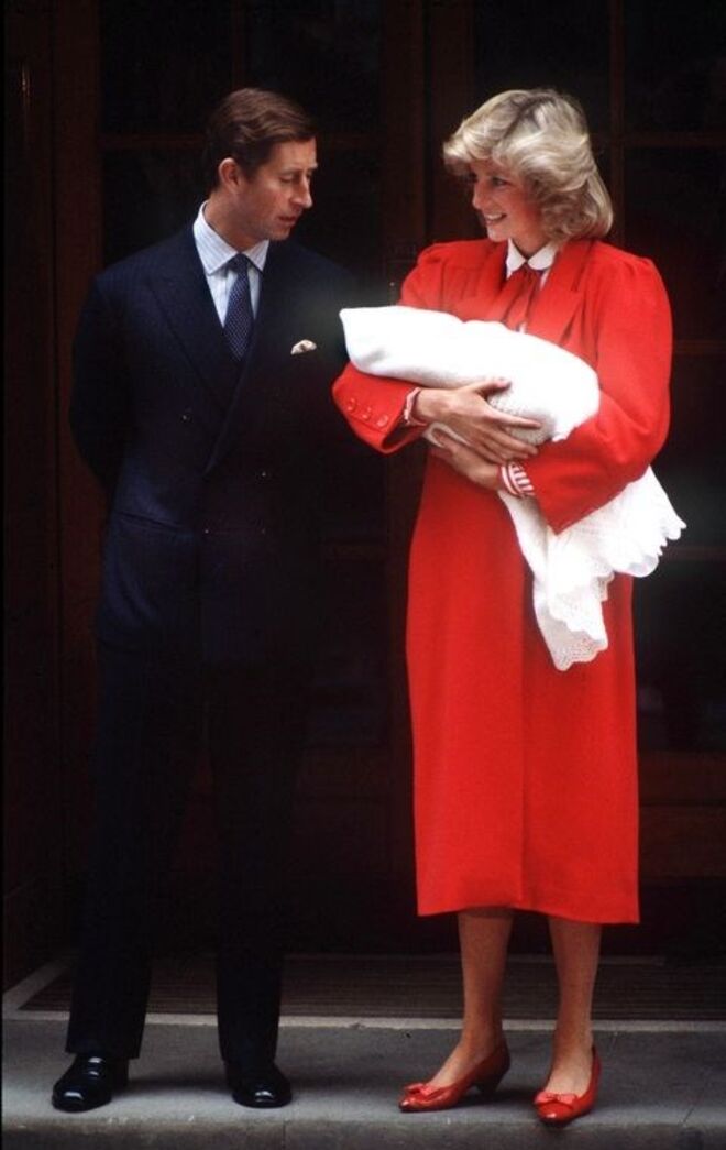 Setembro 1984 | Com um vestido vermelho de Jan van Velden, após o nascimento do príncipe Harry. 