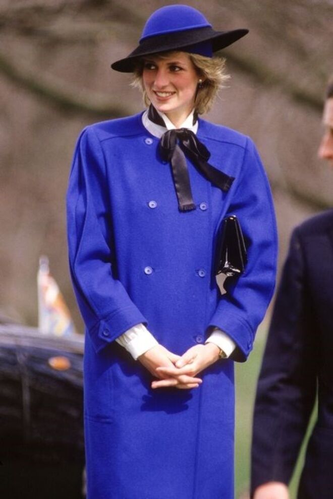 9 de abril 1985 | Com um casaco azul de Bellville Sassoon, durante uma visita à catedral de Hereford.