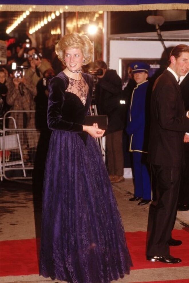 25 de novembro 1985 | Com um vestido de gala roxo da autoria de Catherine Walker, durante a estreia do filme ‘The Santa Claus’, em Londres.