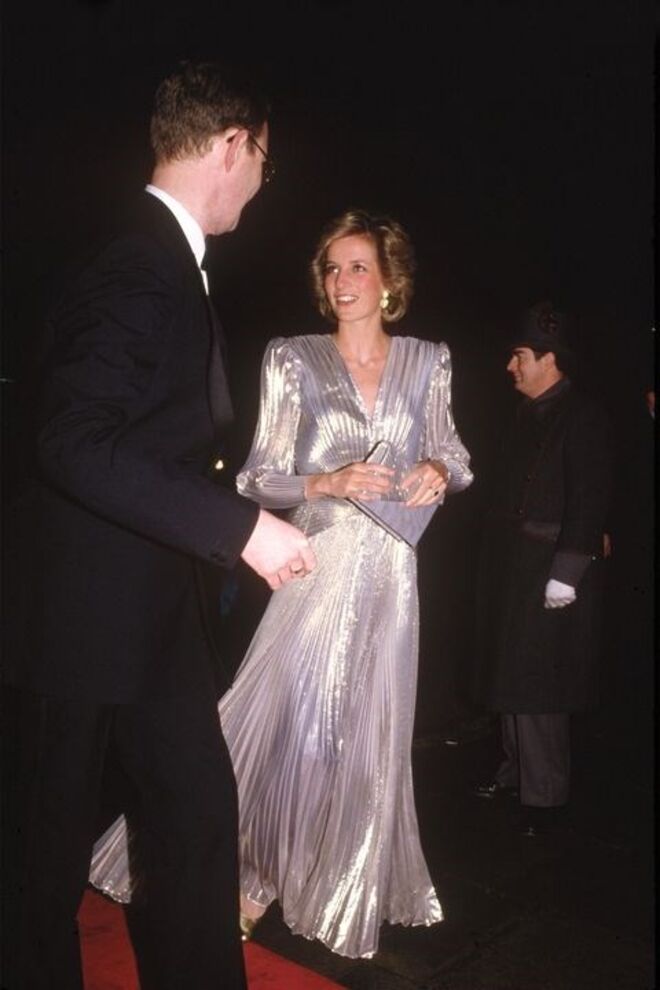 26 de março 1985 | Com um vestido metalizado de Bruce Oldfield, à chegada a um desfile de moda em Grosvenor House Hotel, em Londres. 