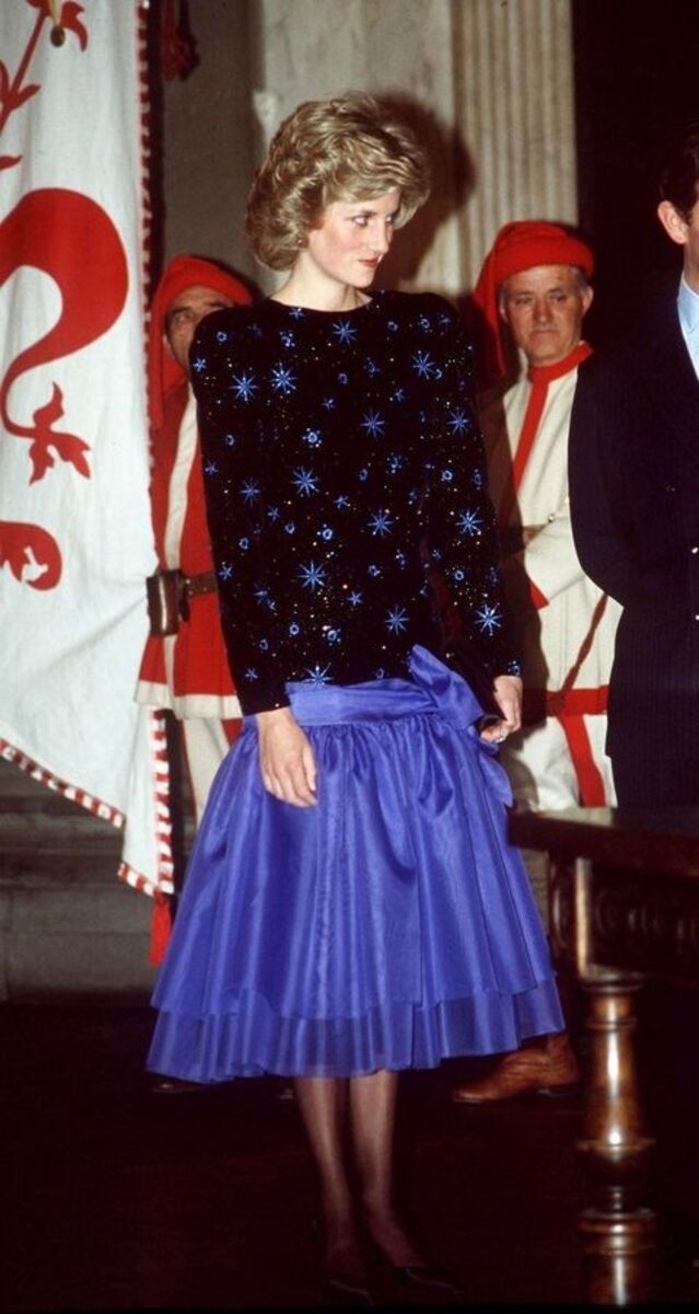 23 de abril 1985 | Com um vestido de Jacques Azagury, durante a Tour Real por itália.