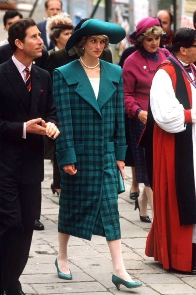 5 de maio 1985 | Envergando um casaco de David e Elizabeth Emanuel, durante uma visita a Veneza com o príncipe Carlos.