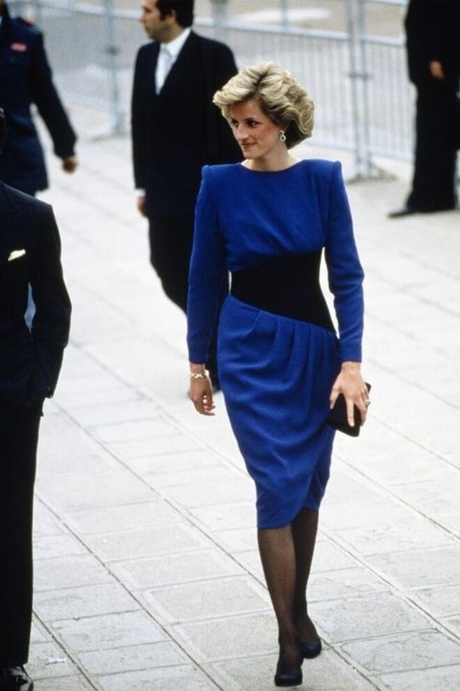Maio 1985 | Com um vestido azul da autoria de Bruce Oldfield, em Veneza, Itália.