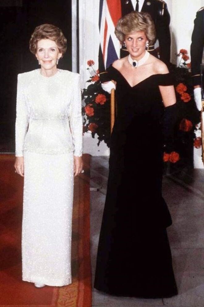 9 de novembro 1985 | Ao lado de Nancy Reagan, durante a visita oficial aos Estados Unidos. O famoso vestido com o qual deslumbrou na mítica dança com John Travolta.