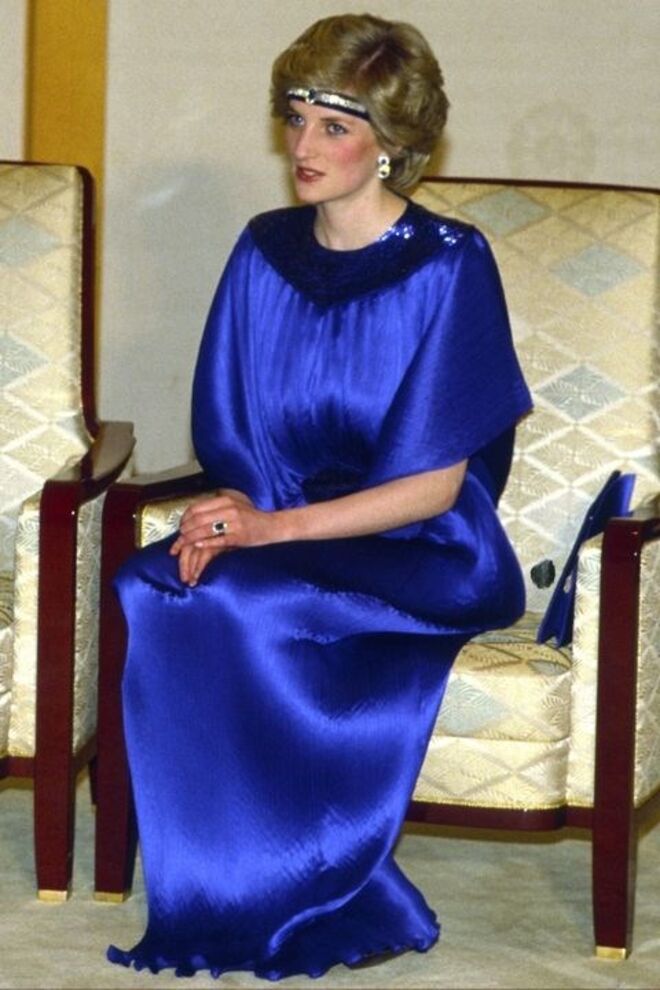 12 de maio 1986 | Com um vestido de seda azul de Yuki, durante um jantar com o Imperador Hirohito, no Japão. 