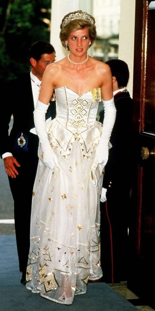 1 de julho 1986 | Com um vestido sem ombros da autoria de Emanuels, à chegada à embaixada da Alemanha, em Londres. 