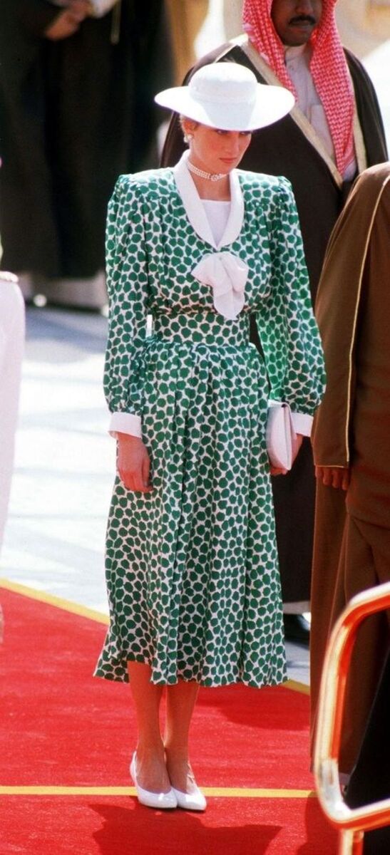 1 de novembro 1986 | Com um vestido verde e branco de Catherine Walker, na chegada à Arábia Saudita.