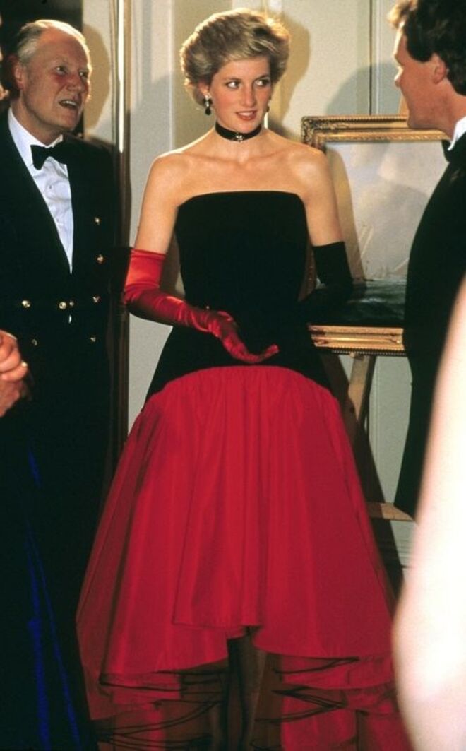 1 de Setembro 1986 | Com um vestido de Murray Arbeid, durante a America’s Cup Ball, num hotel em Londres. 