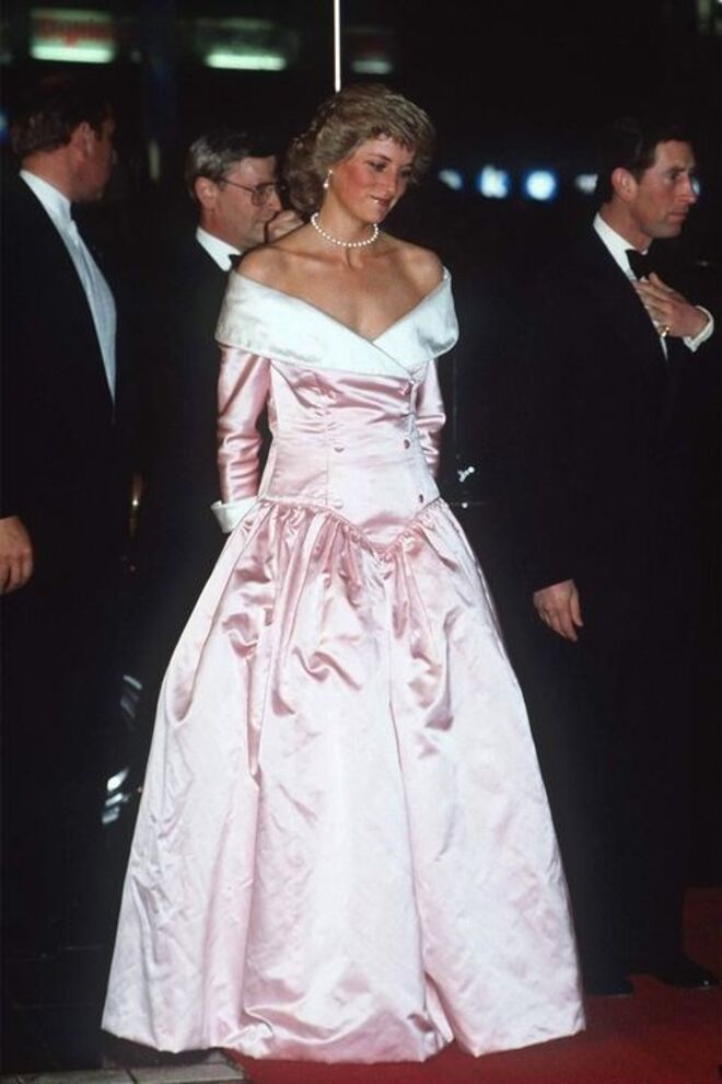1 de novembro 1987 | Com um vestido de Catherine Walker, durante o The Royal Ballet, na Berlin Opera House, na Alemanha. 