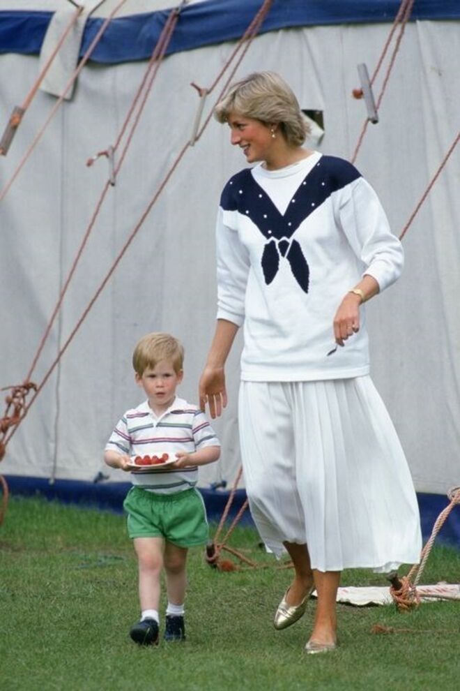 14 de junho 1987 | Ao lado do príncipe Harry, com uma camisola de Roland Knein e uma saia de Jasper Conran, em Windsor.
