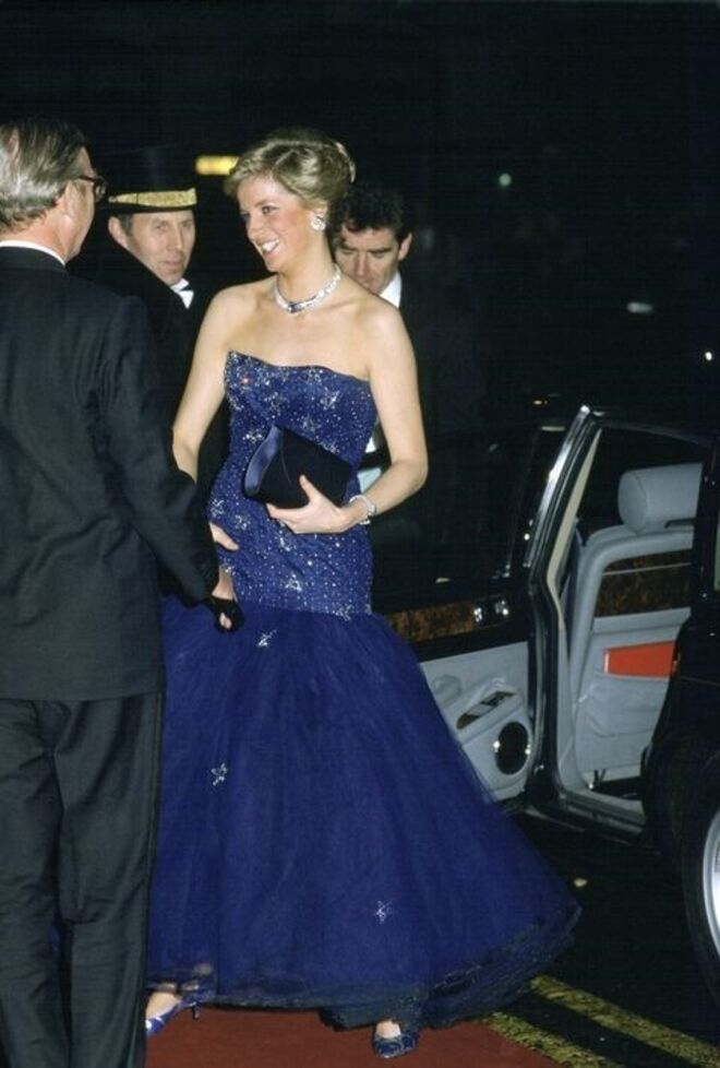16 dezembro 1987 | Com um vestido de Murray Arbeid, na Royal Opera House, em Londers.