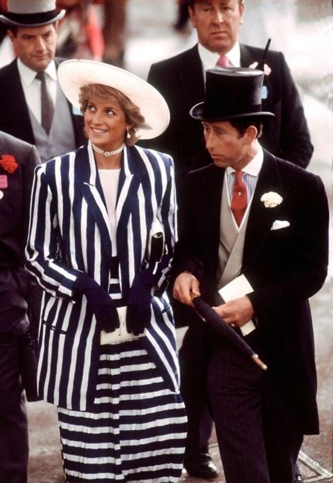 Junho 1987 | Com um conjunto saia e casaco de Roland Klein e um chapéu da autoria de Philip Somerville, em Ascot.