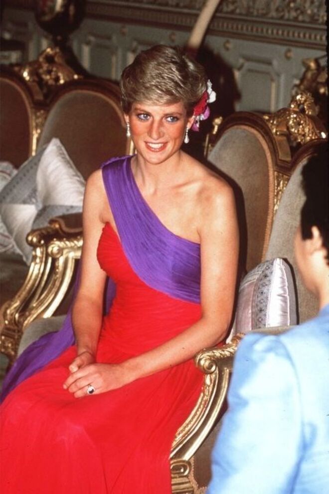 4 de fevereiro 1988 | Com um vestido de Catherine Walker, durante um jantar em Bangkok, Tailândia.
