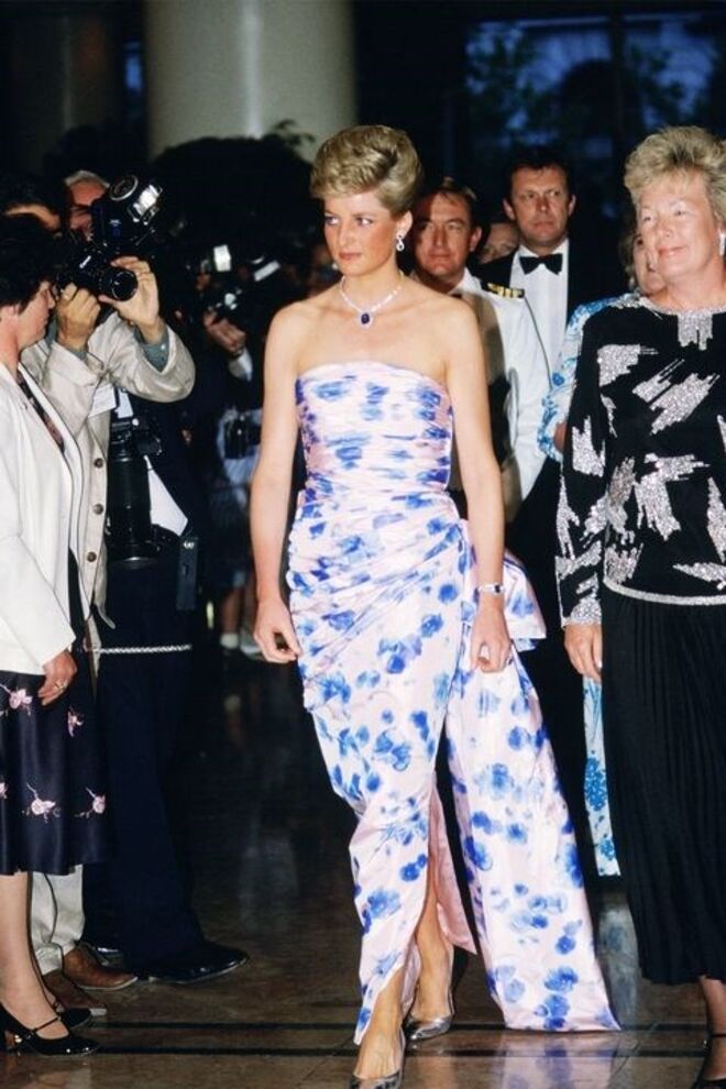 27 de janeiro 1988 | Com um vestido de Catherine Walker, em Melbourne, durante uma visita oficial à Austrália.