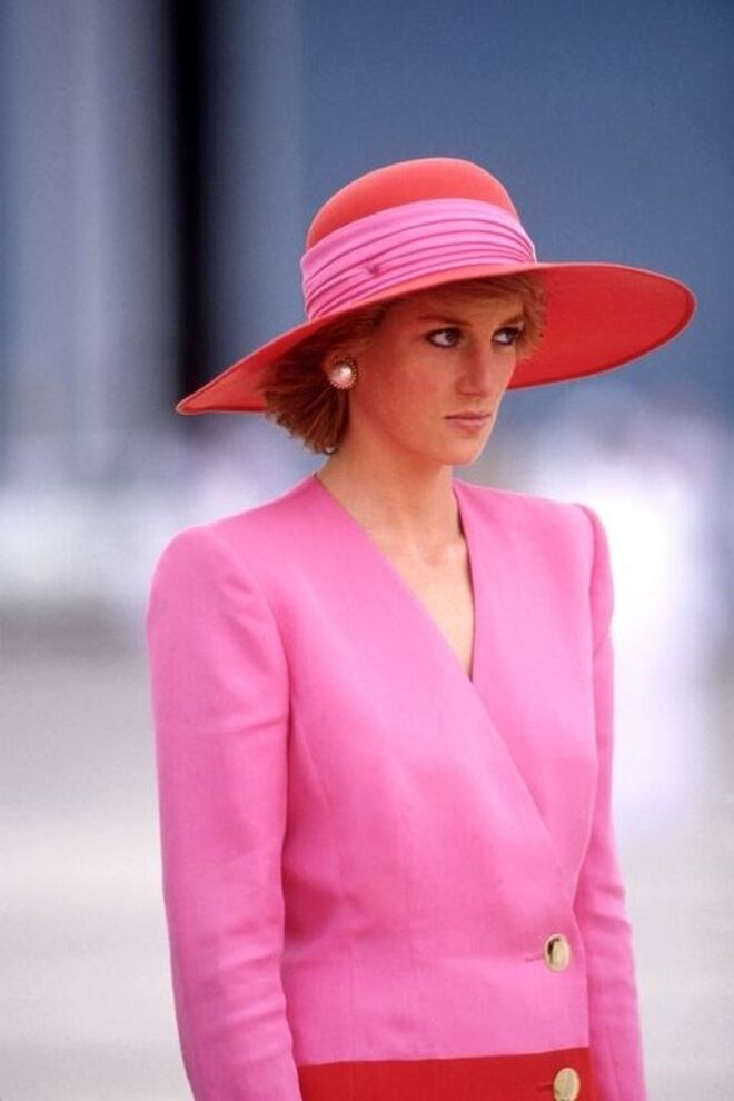 Março de 1989 |Com um vestido em tons de rosa e vermelho da autoria de Catherine Walker, numa visita ao Dubai.