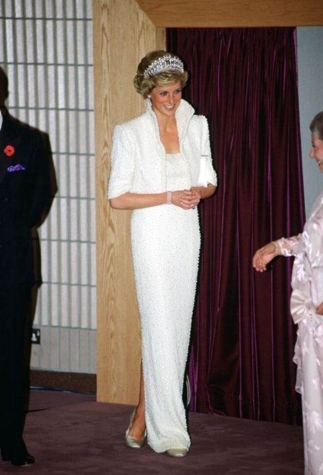 8 de novembro 1989 | Com o mítico vestido/casaco bordado a pérolas de Catherine Walker, que ficou mundialmente conhecido como o ‘Elvis Dress’, durante uma visita em Hong Kong.
