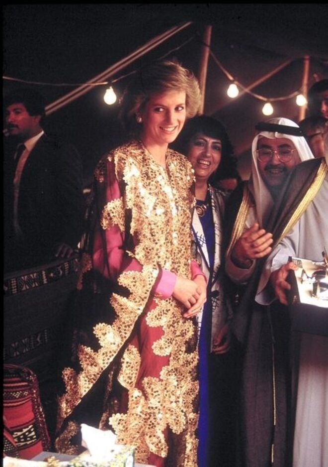 Março 1989 | Com um vestido tradicional no Kuwait.