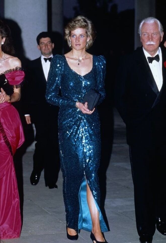 Maio 1989 | Com um vestido de lantejoulas de Catherine Walker num evento de caridade em Middlesex
