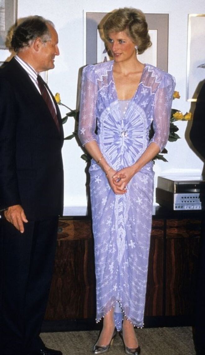 Março 1989 | Com um vestido de Zandra Rhodes no Consulado britânico do Dubai.