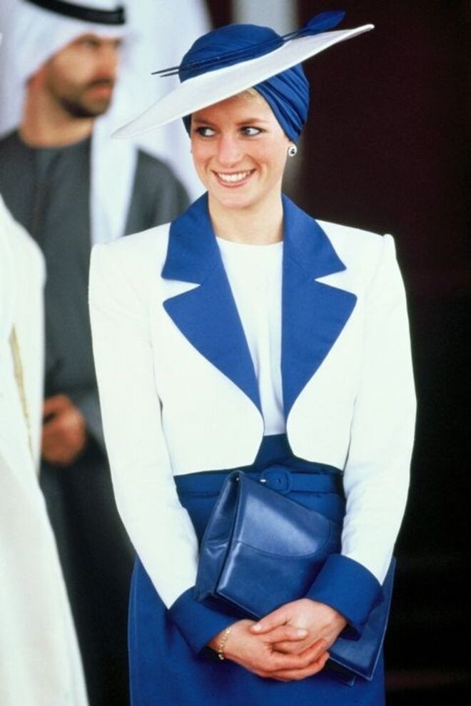 17 de março 1989 | Com um conjunto azul e branco de Catherine Walker e um turbante de Philip Somerville, no Dubai.