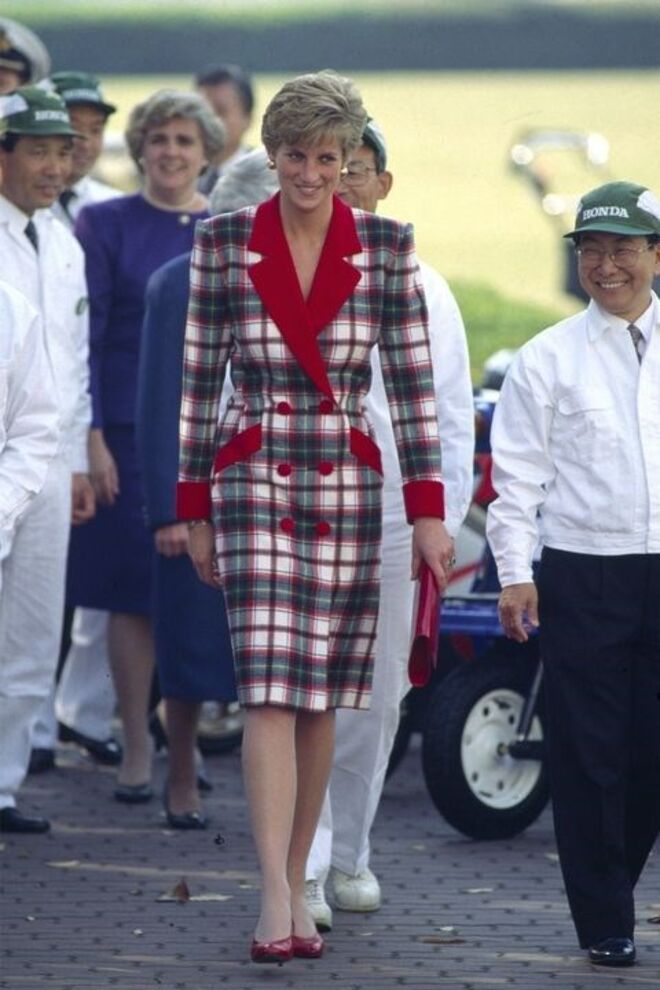 14 de novembro 1990 | Com um vestido de Catherine Walker, numa visita oficial ao Japão. 