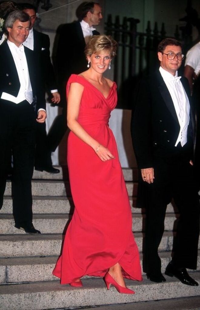 Outubro 1990 | Com um vestido vermelho de Victor Edelstein, em Washignton D.C. 
