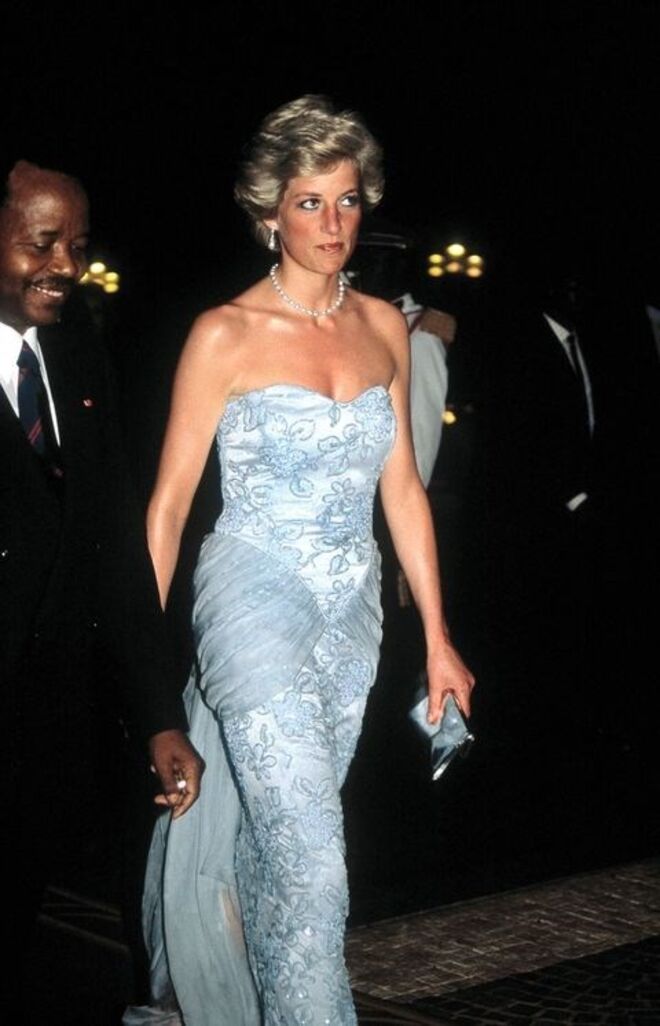 Março 1990 | Com um vestido de Catherine Walker, num evento em Douala. 