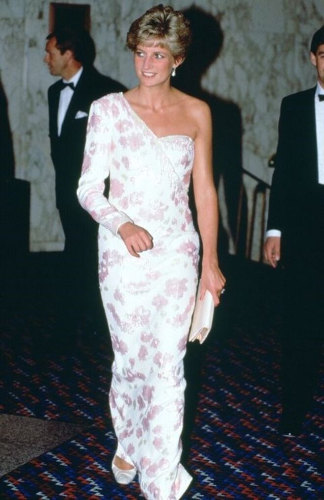 19 de Setembro 1991 | com um vestido de Catherine Walker na estreia do filme ‘Stepping Out’, em Londres.