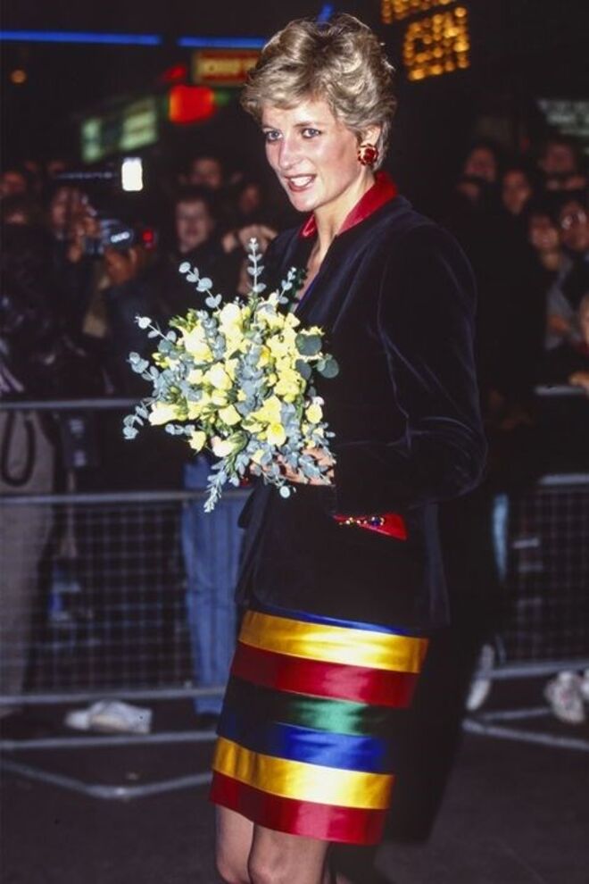 28 de novembro 1991|Com uma mini-saia e um blazer de veludo, durante um concerto de rock em Londres.