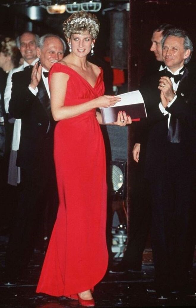23 de março 1992 | Com um vestido vermelho de Victor Edelstein, num evento em Budapeste.