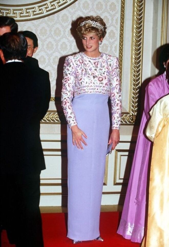 Novembro 1992 | Com um vestido em tons de violeta de Catherine Walker, num evnto em Seoul