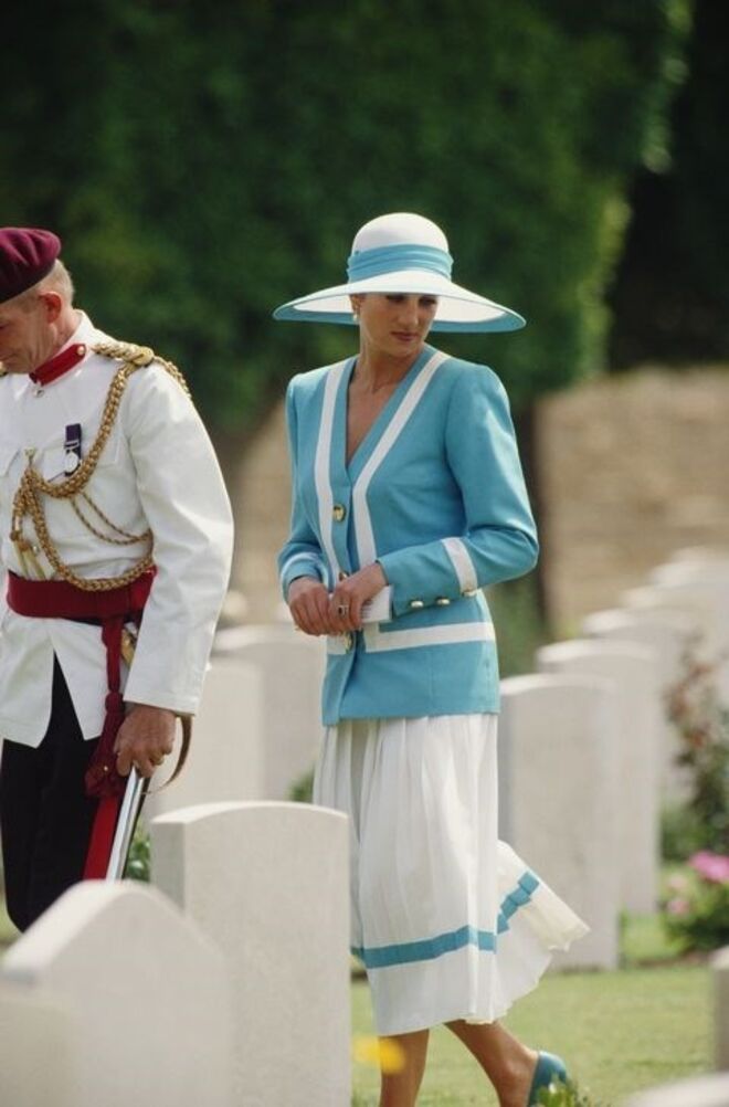 15 de maio 1992 | Com um conjuntosaia e casaco azul e branco de Catherine Walker e um chapéu de Philip Somerville , durante uma visita ao Heliopolis War Cemetery, no Cairo.