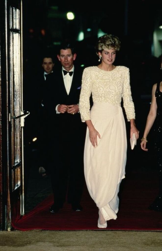 7 de dezembro 1992 | Com um vestido amarelo de Catherine Walker, à entrada do Dominion Theatre em Londres