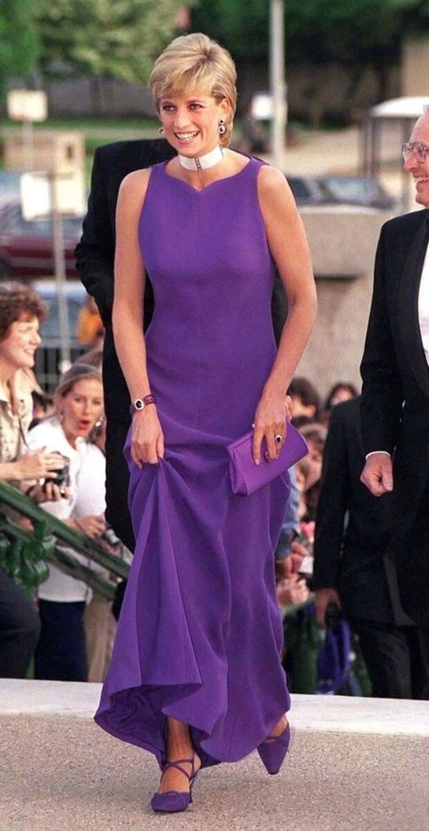 5 de junho 1996 | Com  um vestido Versace e sapatos Jimmy Choo, num jantar no Museu de História Natural, em Chicago