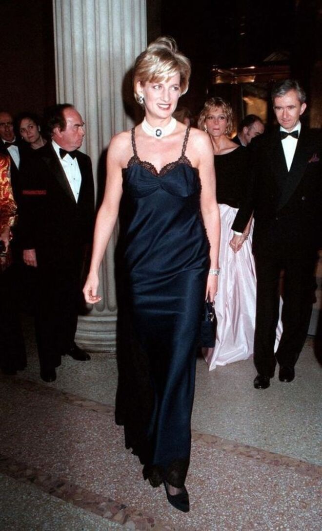 10 de dezembro 1996 | com um vestido preto rendado no 50º aniversário da Dior em Nova Iorque