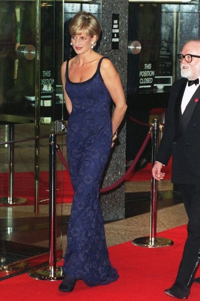 12 de fevereiro 1996 | Com um vestido justo de Catherine Walker, durante a estreia do filme ‘Love and War’, em Londres
