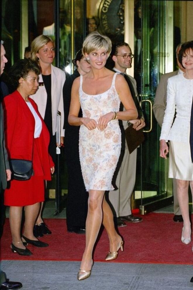 23 de junho 1997 | Uma das últimas vezes em que foi fotografada antes das férias no sul de França com Dodi Al Fayed. Com um vestido de Catherine Walker, num evento nos Estados Unidos