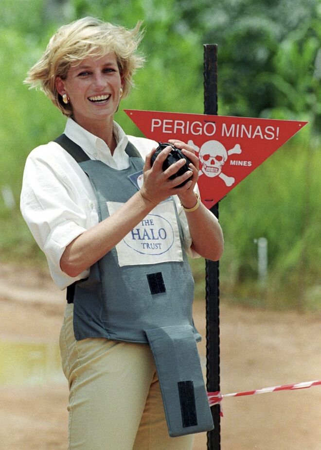 Janeiro 1997 | Diana quebra todas as barreiras e protocolos e decide viajar até angola com a Cruz Vermelha, para os campos ameaçados pelas minas anti-pessoais.