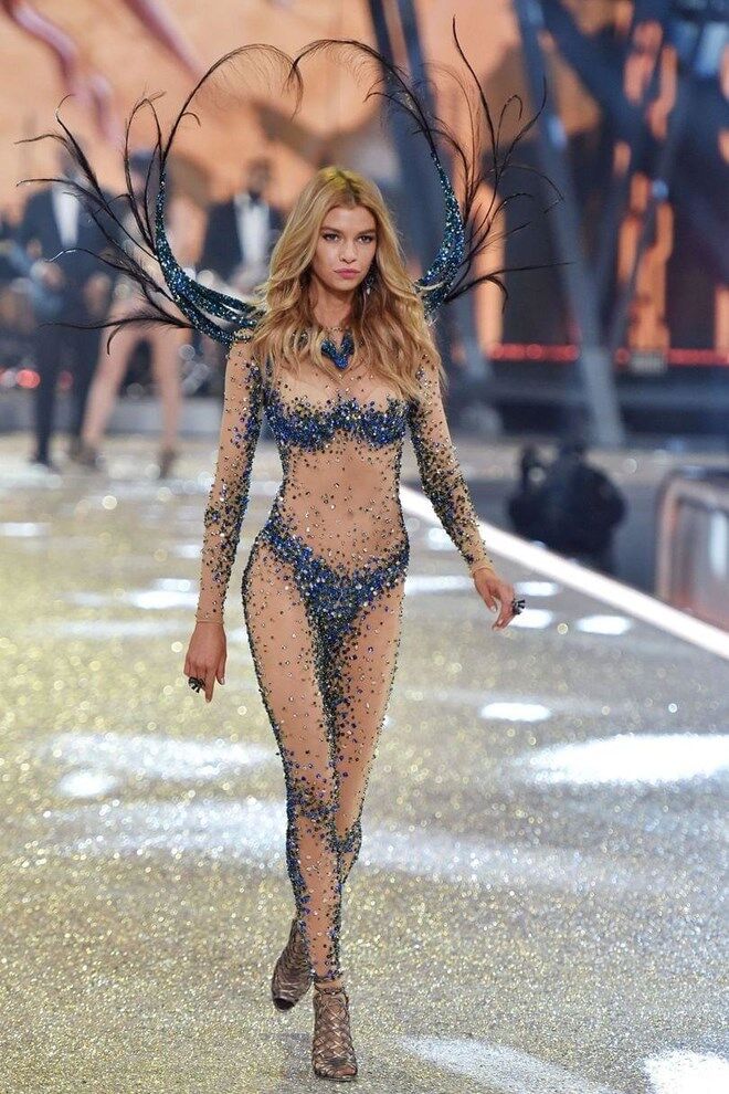Angel Stella Maxwell 