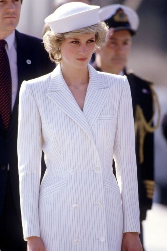 20 de abril 1985 | Com um vestido de Catherine Walker e um chapéu de Kangol, na base naval em La Spezia, durante a visita oficial a Itália. 