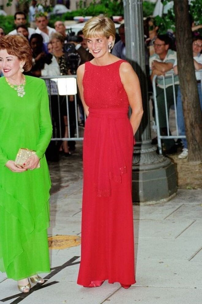17 de junho 1997 | Com um vestido vermelho de Jacques Azagury, num evento da Cruz Vermelho Americana, em Washington